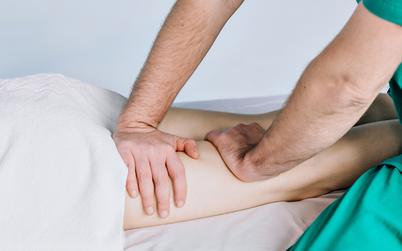 Read more about the article Masaż (drenaż) limfatyczny nóg – jak go wykonać krok po kroku?