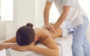 Read more about the article Klasyczny masaż leczniczy – dla kogo jest polecany?